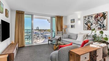 Deluxe Apartment, Pool View | Living room