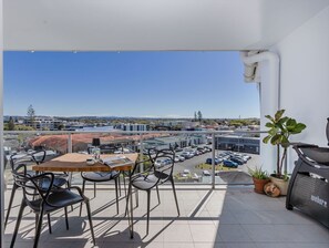 Deluxe-huoneisto, näköala uima-altaalle | Parveke