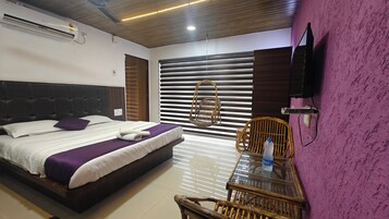 Deluxe Room, Balcony | Living area