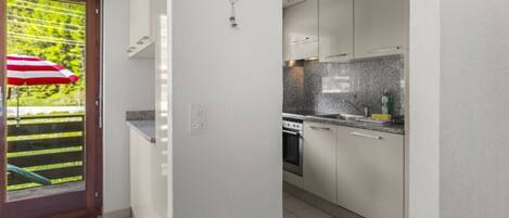 Jääkaappi, mikroaaltouuni, uuni, liesi