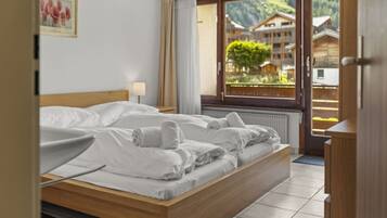 2 bedrooms, iron/ironing board, travel cot, free WiFi