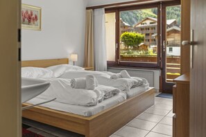 2 chambres, fer et planche à repasser, lit de bébé portatif
