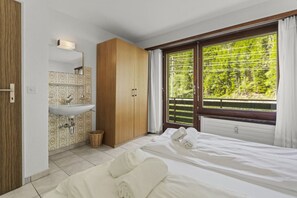 2 bedrooms, iron/ironing board, travel crib, free WiFi