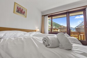 Iron/ironing board, free WiFi, bed sheets