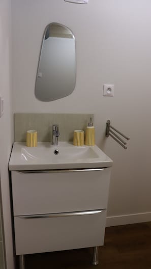 Een douche, een haardroger, handdoeken, zeep