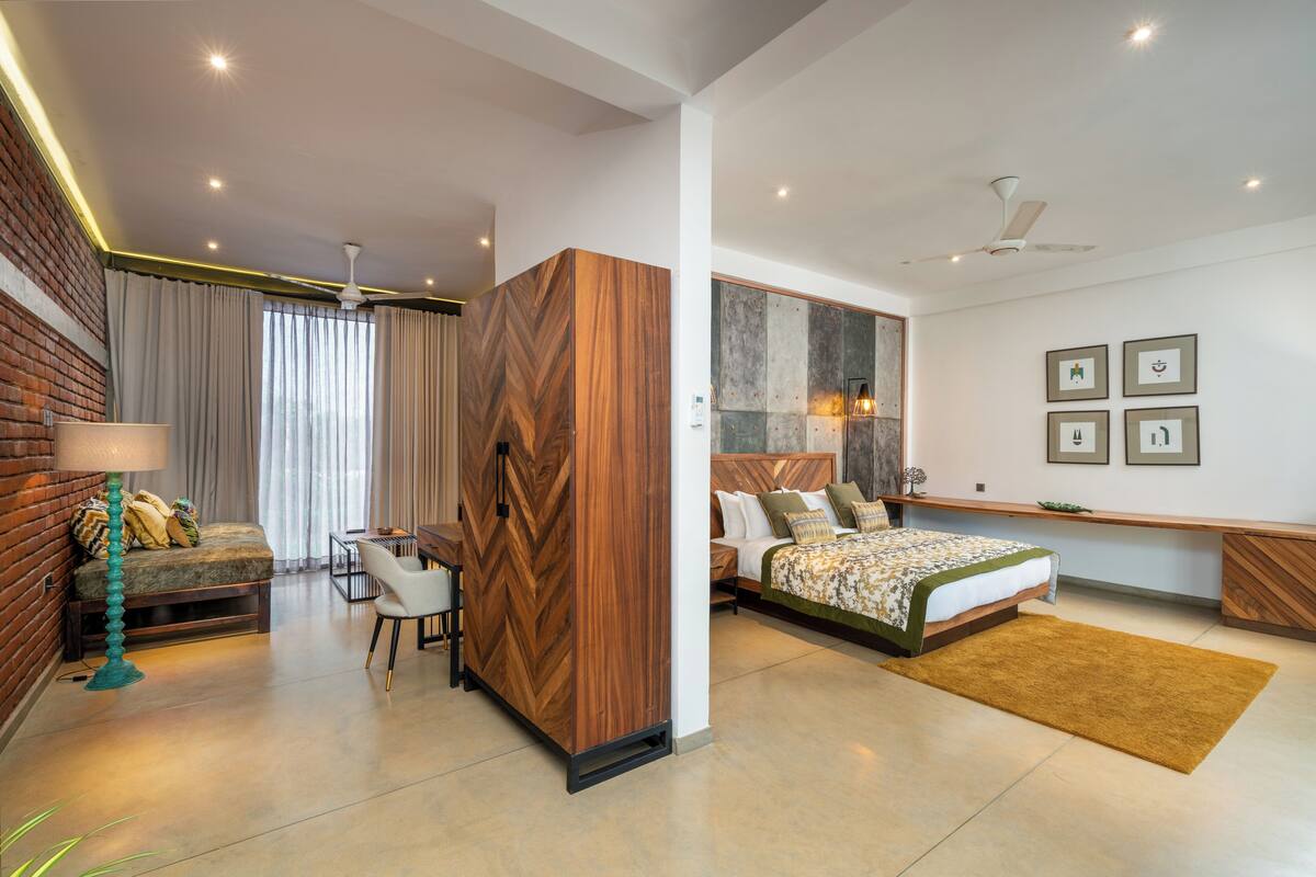 Un dormitorio moderno con una cama grande, un escritorio y una silla.