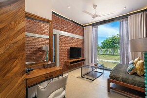 Deluxe King Suite | Premium bedding, memory foam beds, minibar, in-room safe