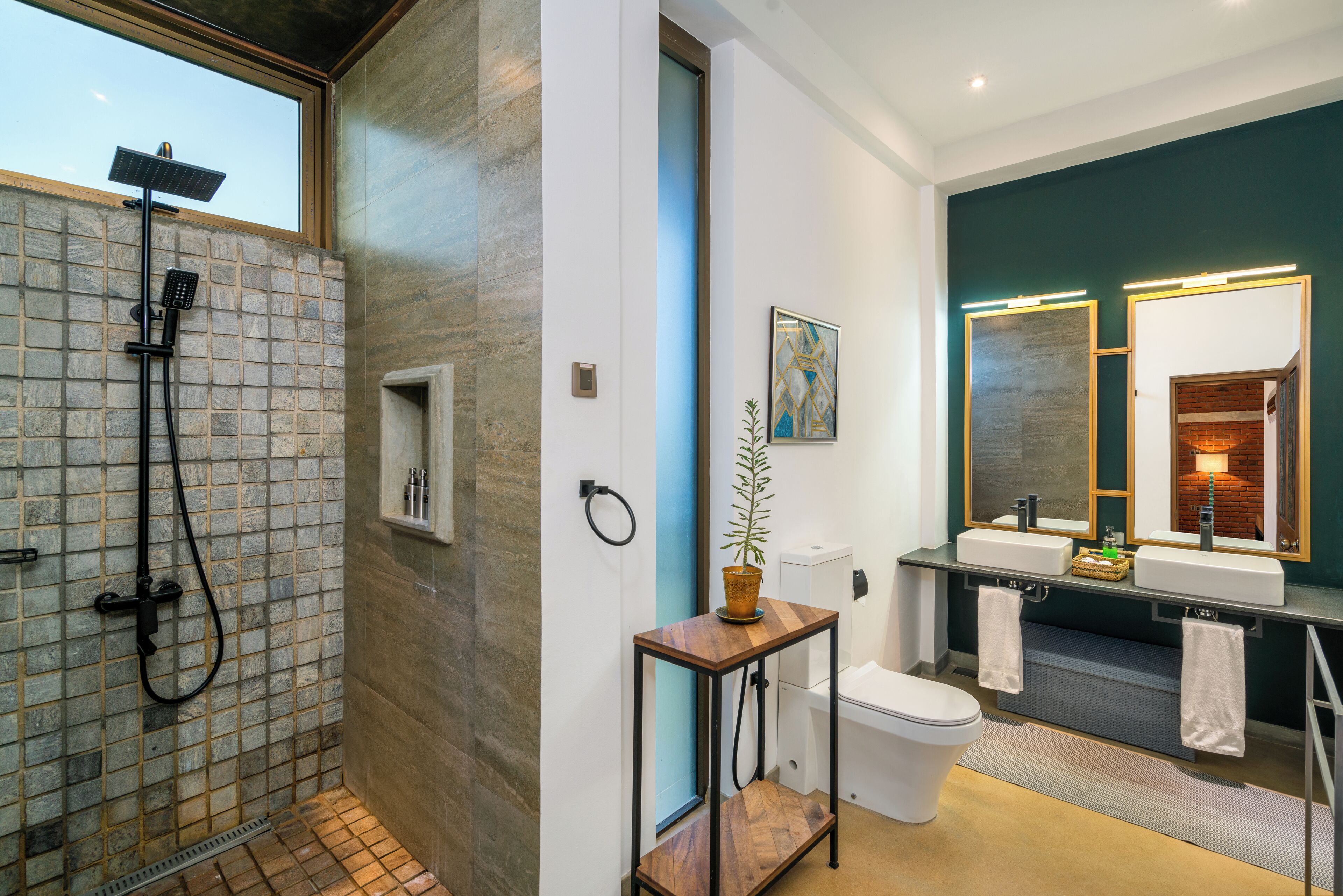 Deluxe King Suite | Bathroom | Free toiletries, hair dryer, towels, soap