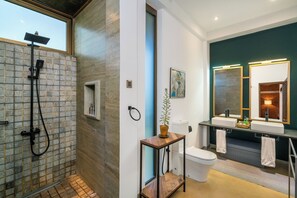 Suite Deluxe (King) | Baño | Amenidades de baño gratuitas, secadora de cabello, toallas, jabón