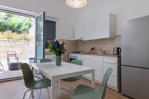 Fridge, oven, stovetop, electric kettle