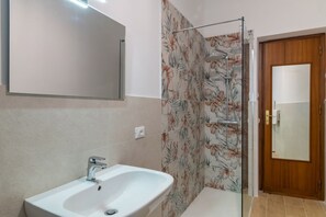 Chuveiro, secador de cabelo, bidê, toalhas de banho