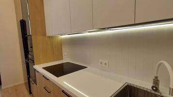 Micro-ondes, four, plaque de cuisson, lave-vaisselle