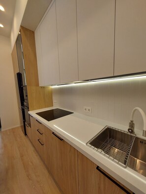 Micro-ondes, four, plaque de cuisson, lave-vaisselle