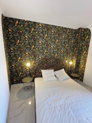 Iron/ironing board, WiFi, bed sheets