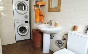 Shower, hair dryer, bidet, towels