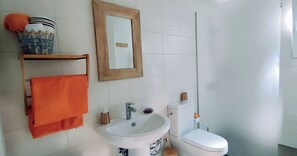 Shower, hair dryer, bidet, towels