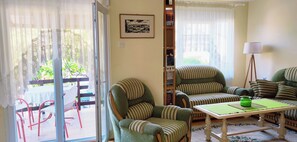 TV connectée, livres, vidéothèque