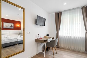 Escritorio, espacio para trabajar con laptop y wifi gratis 