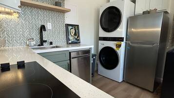 Fridge, microwave, stovetop, dishwasher