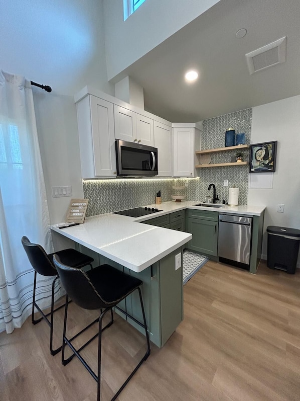 Fridge, microwave, stovetop, dishwasher