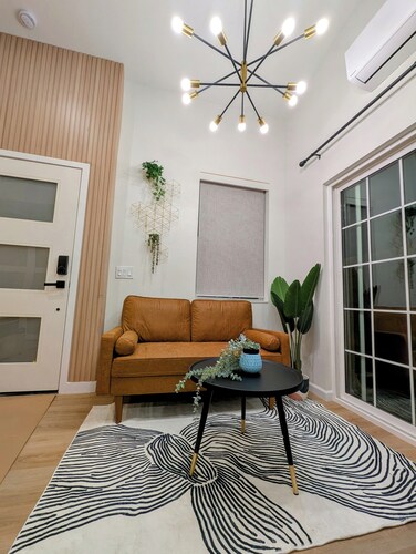 DESIGNER TINY HOME FULLY FURNISHED Utilities INCL., High Ceiling, Mountain views