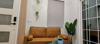 DESIGNER TINY HOME FULLY FURNISHED Utilities INCL., High Ceiling, Mountain views