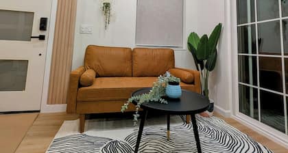 DESIGNER TINY HOME FULLY FURNISHED Utilities INCL., High Ceiling, Mountain views