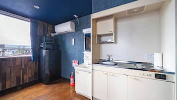 Full-sized fridge, microwave, stovetop, rice cooker