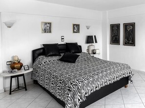 2 bedrooms, in-room safe, iron/ironing board, free WiFi