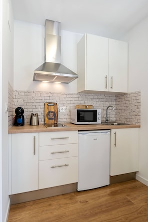 Fridge, microwave, stovetop, coffee/tea maker