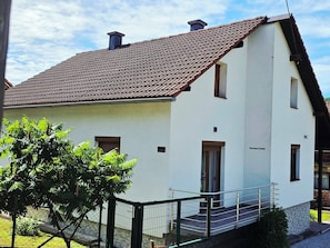 Exterior - Relaxing and charming 2-bedroom house in fantastic area near Plitvička jezera (Plitvička jezera)