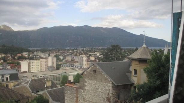 A view of a town with buildings and mountains in the background. - Quiet studio, balcony with lake view, parking, near the spa, close to the center (aix les bains)