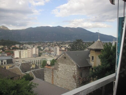 Studio calme, balcon vue lac, parking, proche des Thermes, près du centre