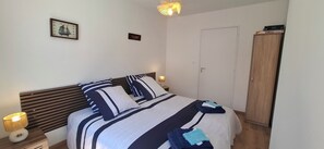 2 slaapkamers, een strijkplank/strijkijzer, gratis wifi, beddengoed