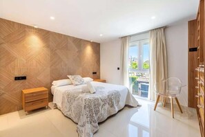 5 bedrooms, iron/ironing board, WiFi, bed sheets