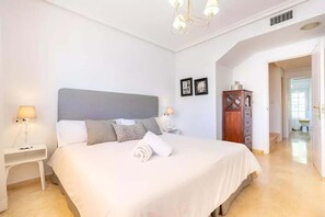 3 bedrooms, iron/ironing board, bed sheets