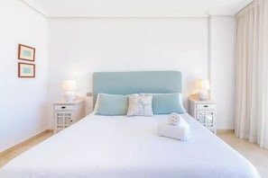 3 chambres, fer et planche à repasser, lit de bébé portatif