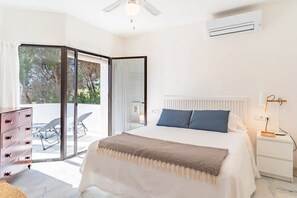 2 soverom, skrivebord, strykejern/-brett og reiseseng for barn