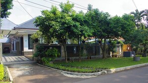 Un barrio residencial con casas, entrada pavimentada y céspedes cuidados.