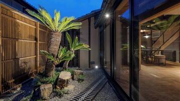 Traditional House, 4 Bedrooms, Kitchen, Garden View | Garden view