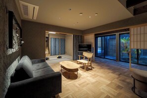 Traditional House, 4 Bedrooms, Kitchen, Garden View | Living area