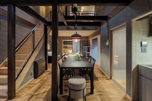 Traditional House, 4 Bedrooms, Kitchen, Garden View | Living area