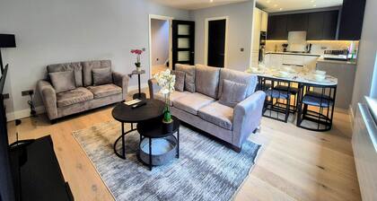 Stylish Urban Retreat - Duplex 3 bedroom Apartment (All En-Suite) - Sleeps 6