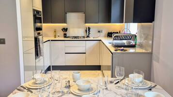 Frigorifero, microonde, forno, piano cottura