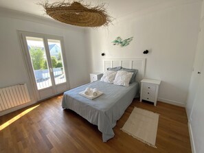 3 bedrooms, iron/ironing board, WiFi, bed sheets