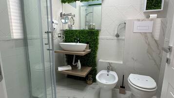Doccia, asciugacapelli, bidet, asciugamani