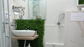 Doccia, asciugacapelli, bidet, asciugamani