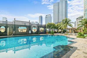 Una piscina al aire libre