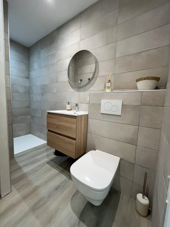 Shower, towels, soap, toilet paper