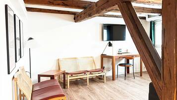 Comfort Suite | Desk, laptop workspace, free WiFi, bed sheets